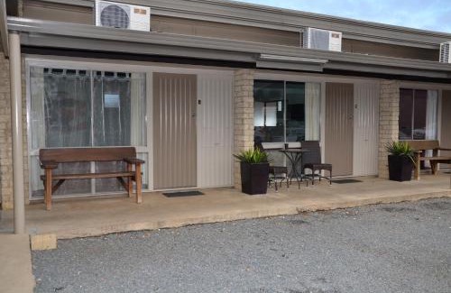 Warwick Hotel | Warwick Motor Inn