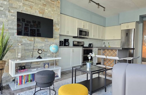 Fort York Condo | Watch planes takeoff from your balcony! 2+1 BD 2 BA w/pool, hot tub & parking