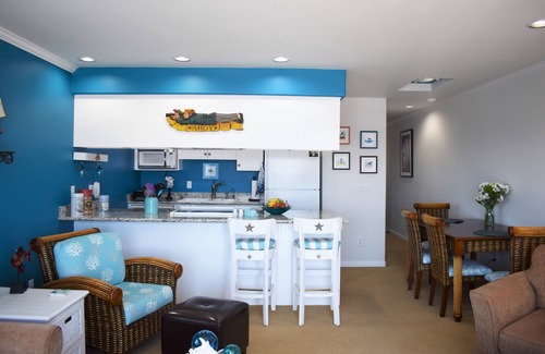 Historic Bayfront Condo | Watch The Newport Lighted Boat Parade From Our Deck! Dec. 6, 2025