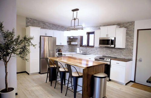 College House | Watch the northern lights from the deck and the jacuzzi! Roast by a cozy fire!