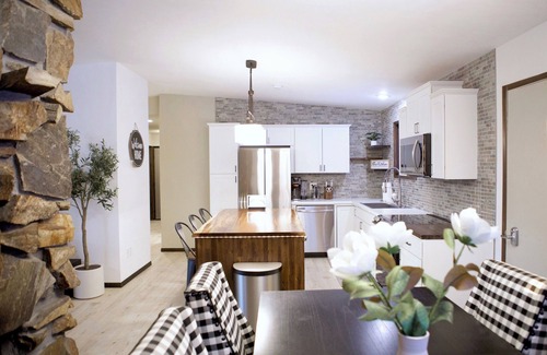 College House | Watch the northern lights from the deck and the jacuzzi! Roast by a cozy fire!