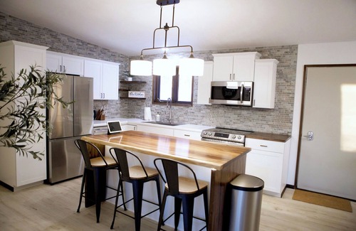 College House | Watch the northern lights from the deck and the jacuzzi! Roast by a cozy fire!