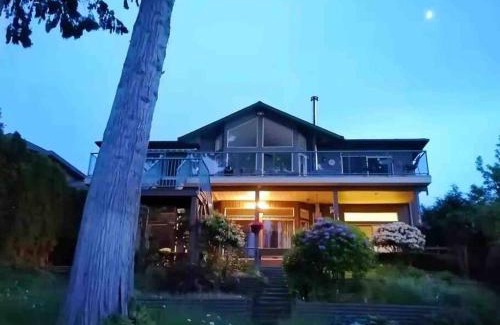 Regional District of Nanaimo Villa | Water front Private suite with free parking