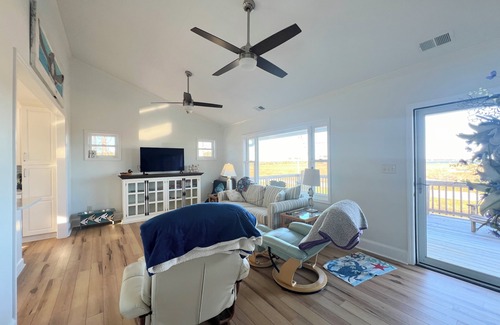 Stacy House | Water views and a Charming 2-bedroom house in serene Stacy with WiFi, AC