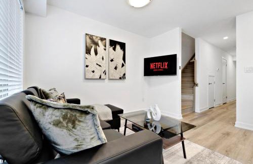 Welland House | Waterfront 3BR House and Sleeps 8, Close to Canal and Family Friendly