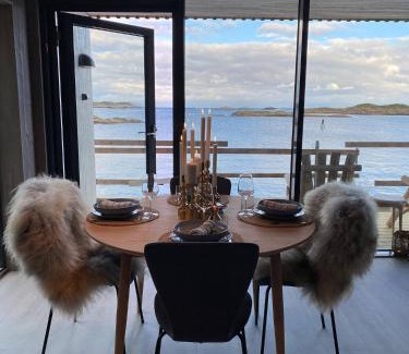 Henningsvaer Apartment | Waterfront apartment with panoramic sea view