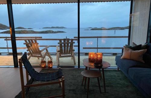 Henningsvaer Apartment | Waterfront apartment with panoramic sea view