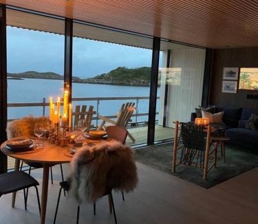 Henningsvaer Apartment | Waterfront apartment with panoramic sea view
