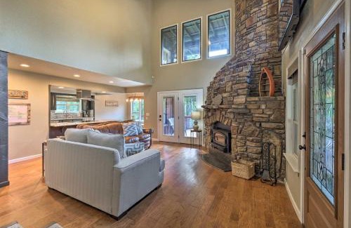 Springdale House | Waterfront Beaver Lake Hideaway with Kayaks and More!