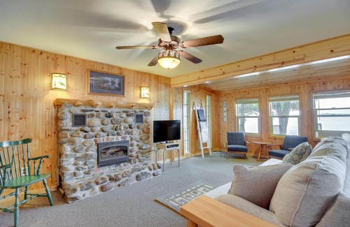 Aitkin House | Waterfront Big Pine Lake Cabin with Kayaks!