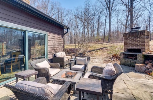 Tuscarora House | Waterfront Cabin on 32 Acres in Leesburg!