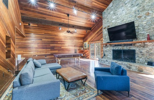 Tuscarora House | Waterfront Cabin on 32 Acres in Leesburg!