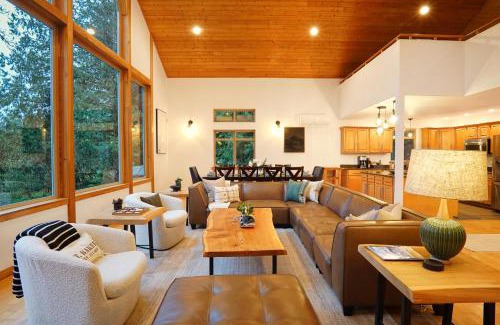 Maple Falls House | Waterfront Chalet