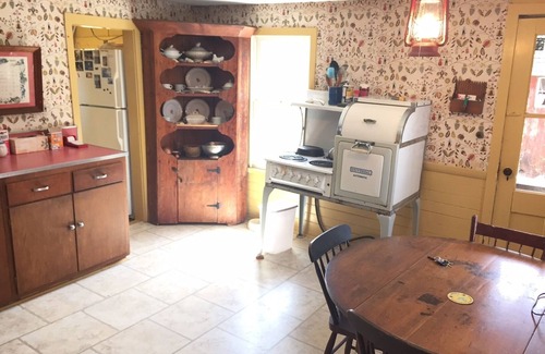 Waterford Cottage | Waterfront! Charming 4BR Cottage on the Niantic River!