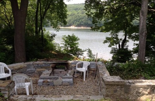 Waterford Cottage | Waterfront! Charming 4BR Cottage on the Niantic River!