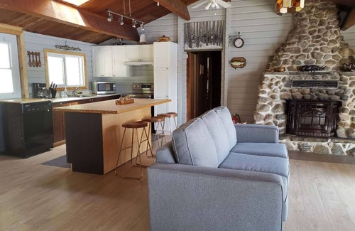La Minerve Cottage | Waterfront charming 3-bedroom cottage at Lac Labelle with hot tub and WiFi