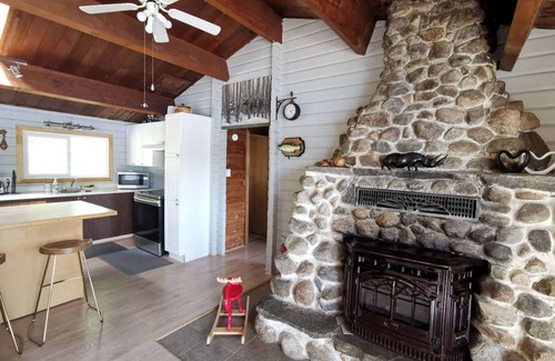 La Minerve Cottage | Waterfront charming 3-bedroom cottage at Lac Labelle with hot tub and WiFi