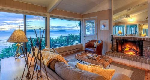Deer Harbor House | Waterfront Cottage Rental with Spectacular Sunset Views on Orcas Island, Washington