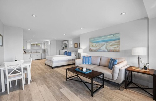 Queens Square Condo | Waterfront Deluxe Studio Suite Downtown Ch'town