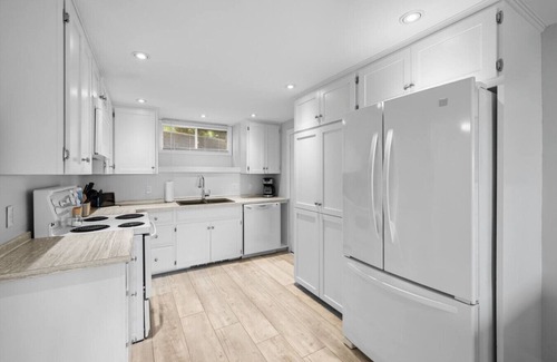 Queens Square Condo | Waterfront Deluxe Studio Suite Downtown Ch'town