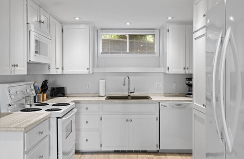 Queens Square Condo | Waterfront Deluxe Studio Suite Downtown Ch'town