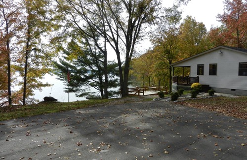 Stewart House | WATERFRONT, DOCK, SWIM PLATFORM/BOAT LAUNCH, STEWART, TN.