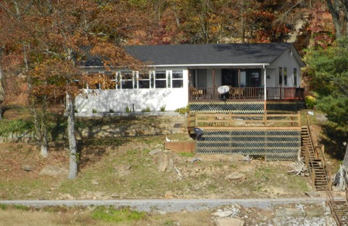 Stewart House | WATERFRONT, DOCK, SWIM PLATFORM/BOAT LAUNCH, STEWART, TN.