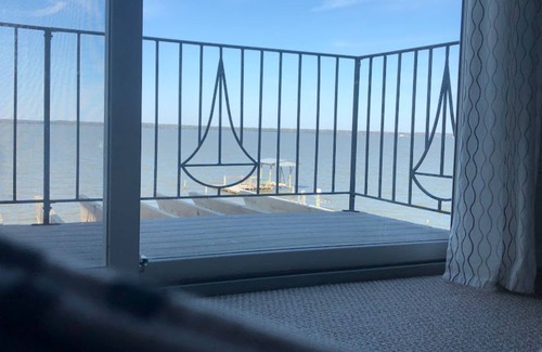 Laneview House | Waterfront Dream on Montague Island near Urbanna