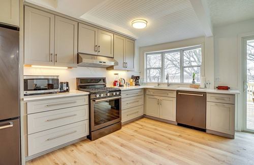 Maple Grove House | Waterfront Eagle Lake Home w/Yard & Deck