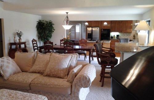 Discovery Bay House | waterfront elegance