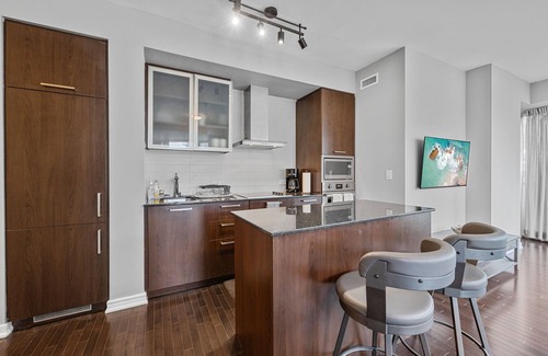 Central Waterfront Condo | Waterfront/Ent District - 2BDRM + Free Parking