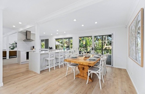 Bundall House | Waterfront Escape Sorrento, 5BD, Pool
