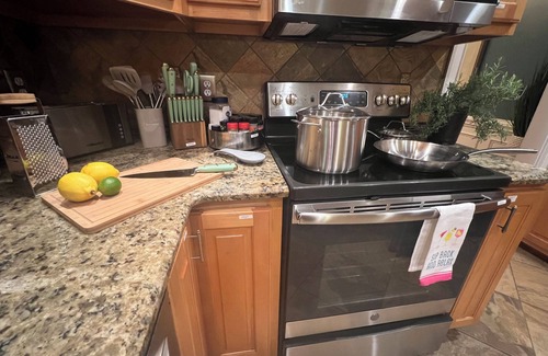 Hope Mills House | Waterfront Golf Haven I Billiards & Bar I Pool I Kayaks I WOW-Kitchen I Fire Pit