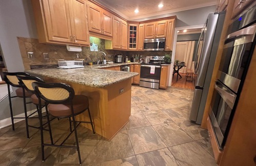 Hope Mills House | Waterfront Golf Haven I Billiards & Bar I Pool I Kayaks I WOW-Kitchen I Fire Pit