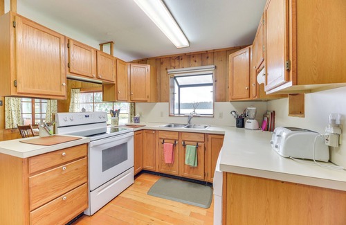 Grapeview Cabin | Waterfront Grapeview Escape w/Boat Dock & Views!