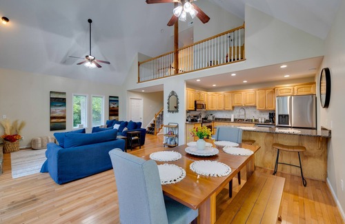Pine Top House | Waterfront Hartfield Vacation Rental w/Dock!