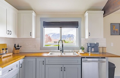 Cathlamet House | Waterfront Haven w/Stunning Views & Guided Fishing Trips - Puget Island Escape