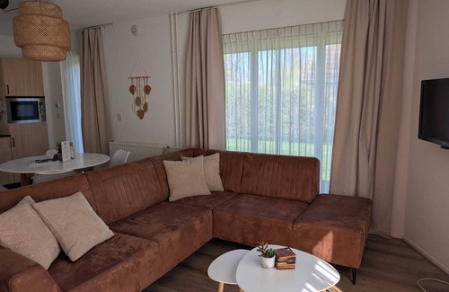 Eernewoude House | Waterfront holiday home with in green area Alde Feanen nature park