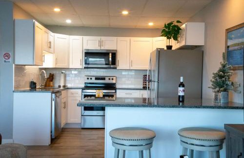 Conning Towers Nautilus Park Apartment | Waterfront Home with a View