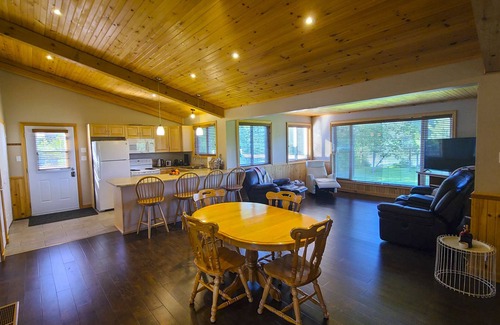 Renfrew County House | Waterfront House, Privacy, Outside Hot Tub&Barrel Sauna, WiFi, Fishing, Kayaking