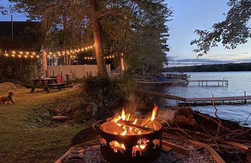 Old Town Cottage | Waterfront Lakefront Cottage, Sleeps 6. Parking.