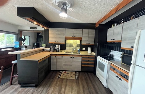 Utterson Cottage | Waterfront Muskoka Cottage. Hot Tub. Water Toys. Pool Table & all Amenities Inc.