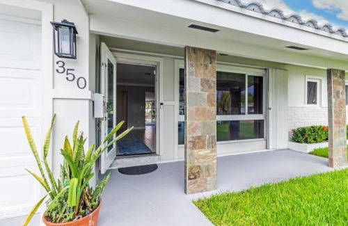 Garden Isles House | Waterfront Oasis