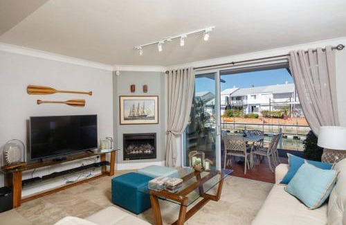 Knysna Central Apartment | WATERFRONT - Quay Largo two bedroom on the water with mooring