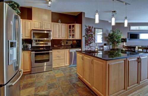 North End Condo | Waterfront Resort Condo Kelowna - Amazing Views! (90 day minimum stay)