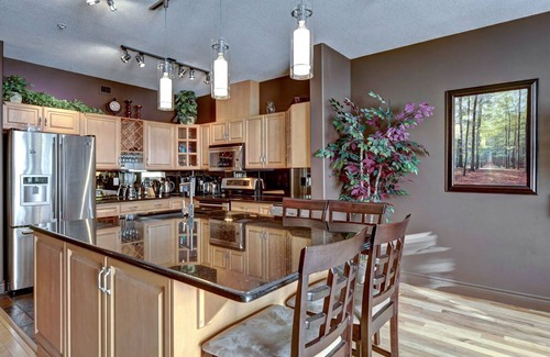 North End Condo | Waterfront Resort Condo Kelowna - Amazing Views! (90 day minimum stay)