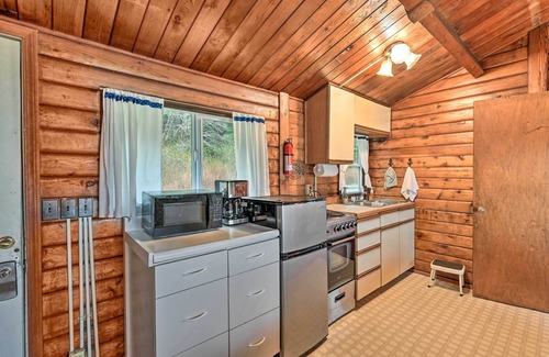 Sekiu Cabin | Waterfront Sekiu Escape - 9 Mi to Neah Bay!