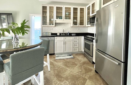 White Sands First Condo | Waterfront- Walk to the Beach- Private Balcony- Sleeps 2