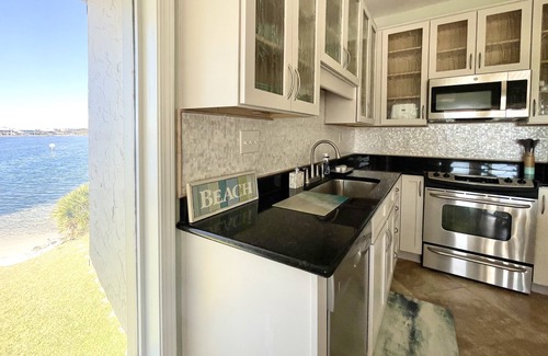 White Sands First Condo | Waterfront- Walk to the Beach- Private Balcony- Sleeps 2