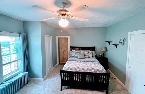 Downtown Kenosha House | Waterfront with Lake Michigan Views! Walking distance to beach, restaurants/bars